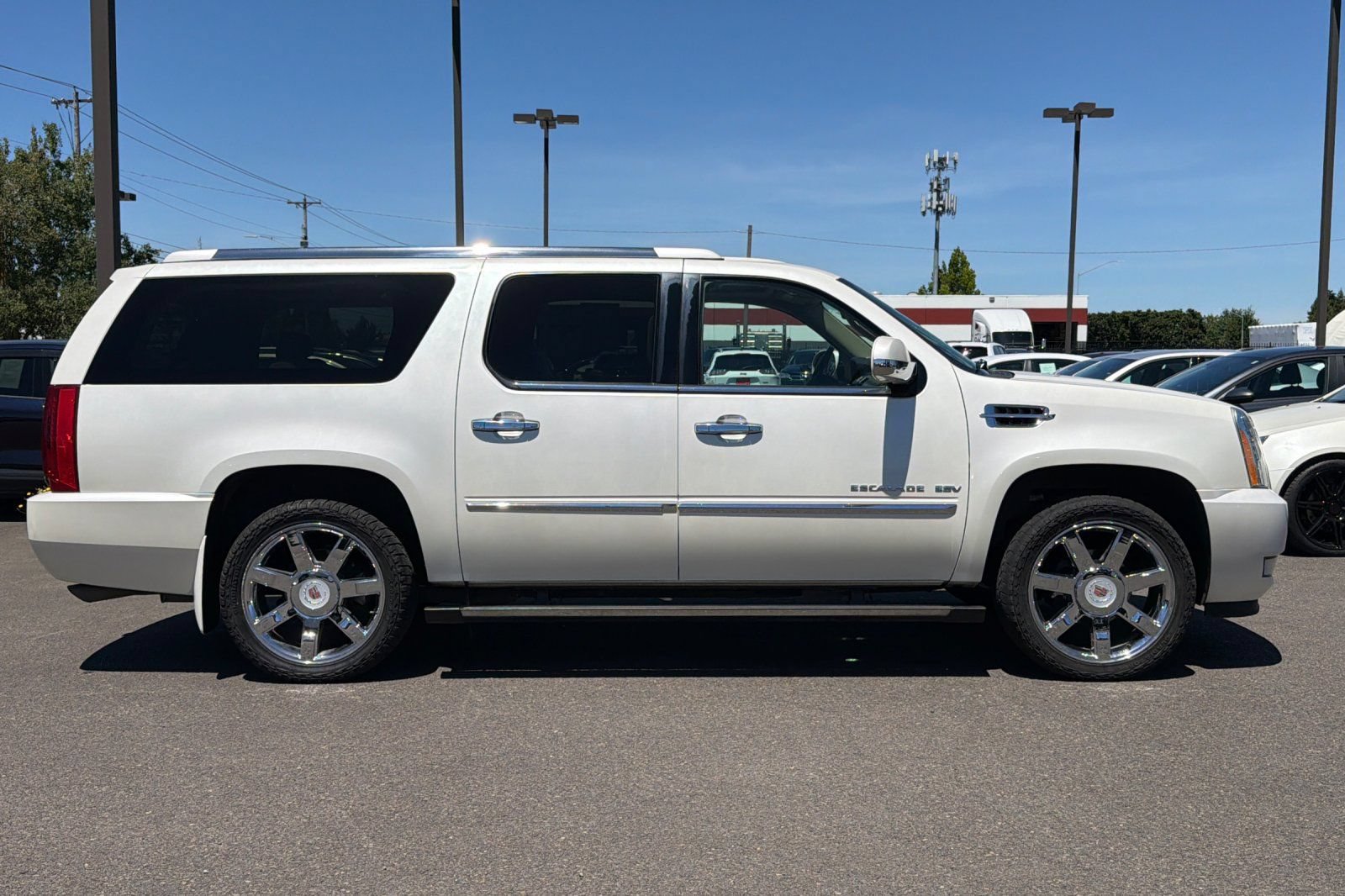 Used 2011 Cadillac Escalade ESV Premium AWD/4WD image 3