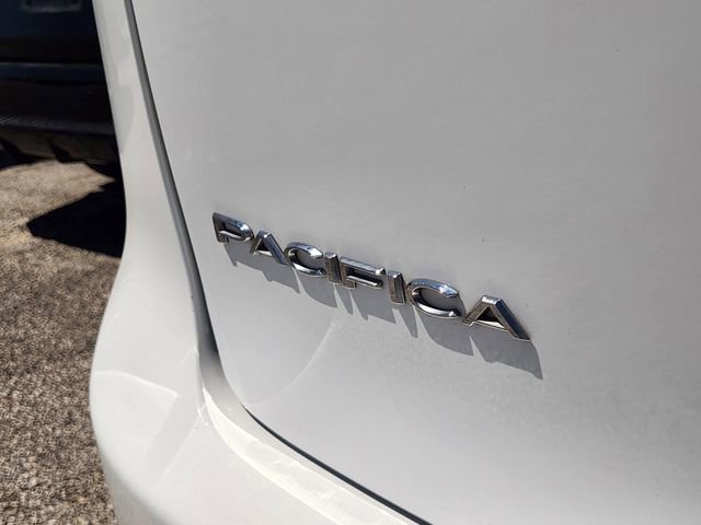 Used 2025 Chrysler Pacifica Select image 9