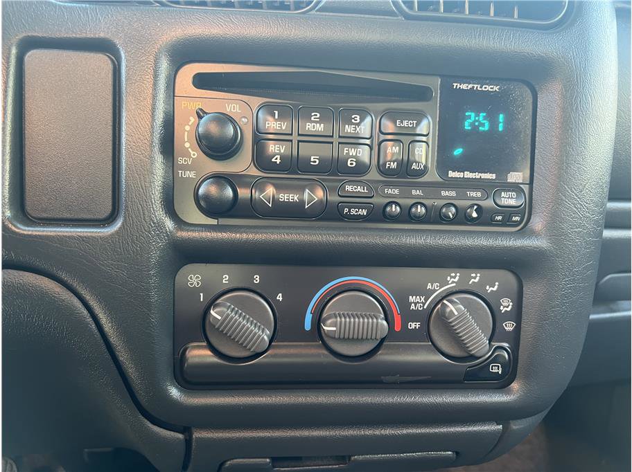 Used 2001 Chevrolet S10 Pickup LS w/ Cold-Climate Pkg AWD/4WD image 14