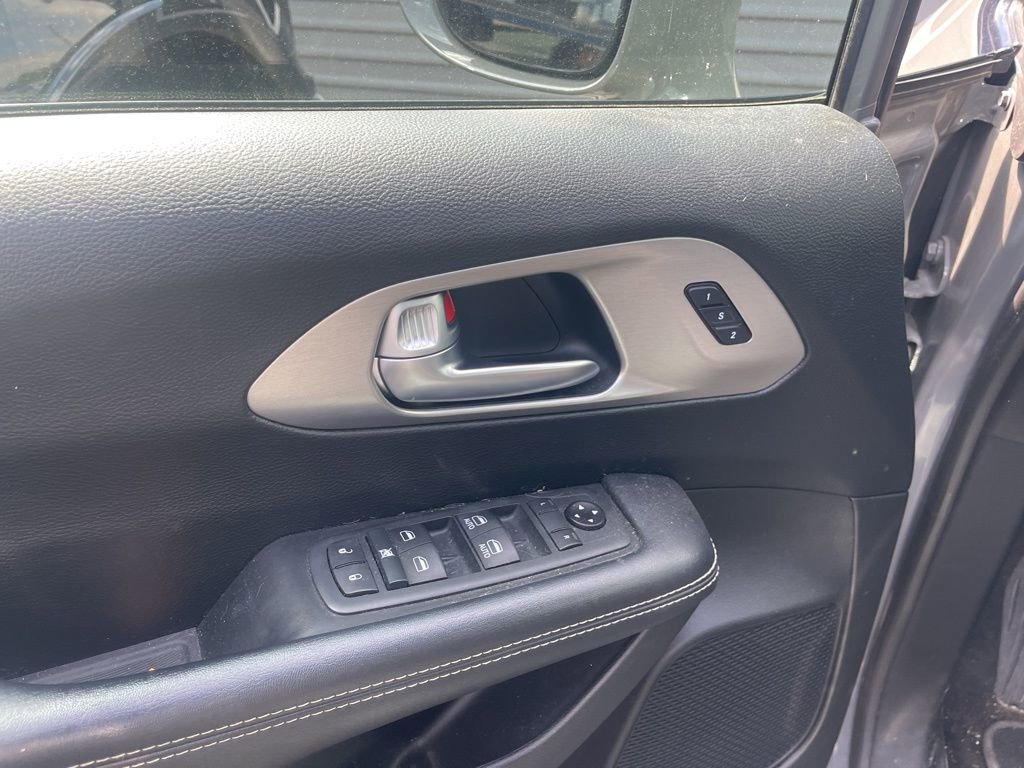 Used 2020 Chrysler Pacifica Touring-L w/ Premium Audio Group AWD/4WD image 17