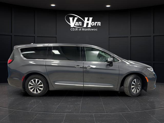 Used 2023 Chrysler Pacifica Limited w/ Uconnect Theater Family Group FWD image 2
