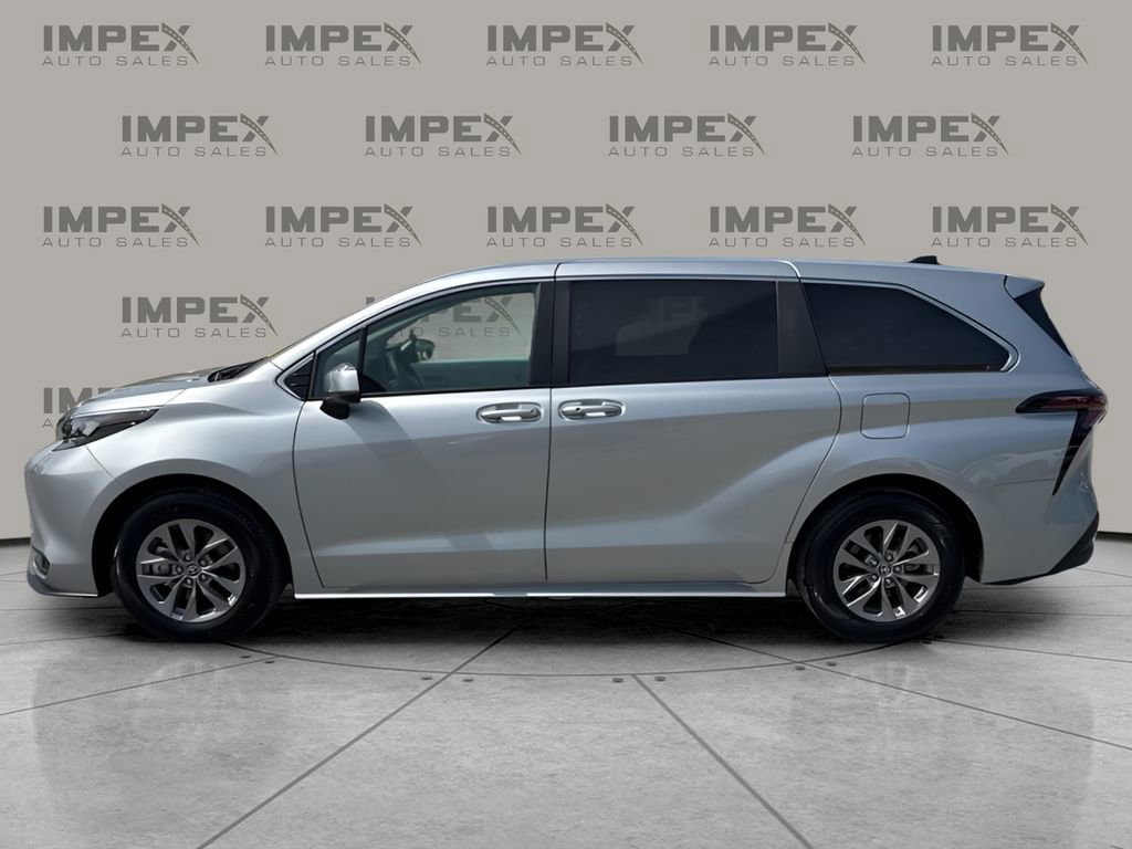 Used 2025 Toyota Sienna LE FWD image 2
