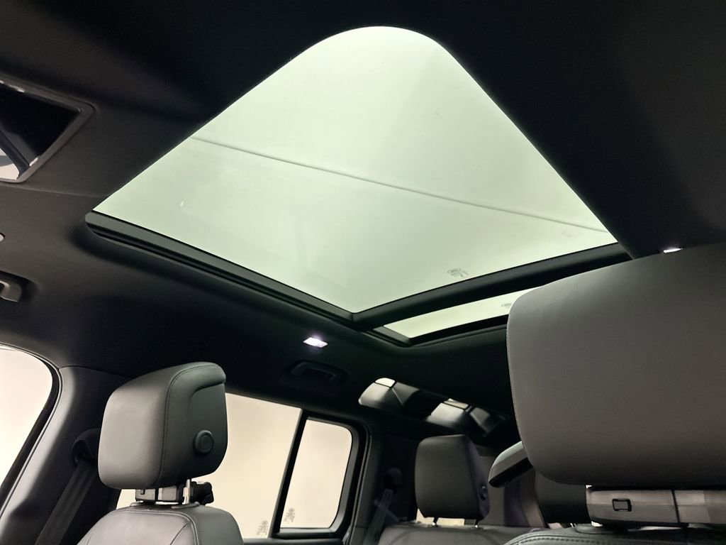 New 2025 Land Rover Defender 110 X-Dynamic SE image 11