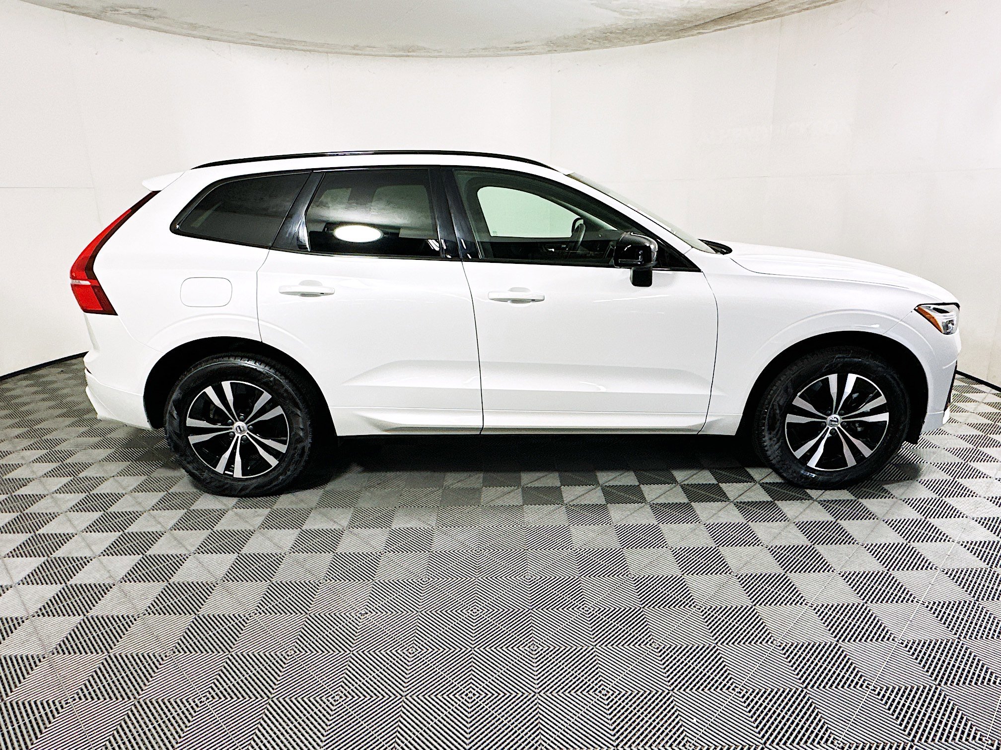 Used 2025 Volvo XC60 B5 Core image 2