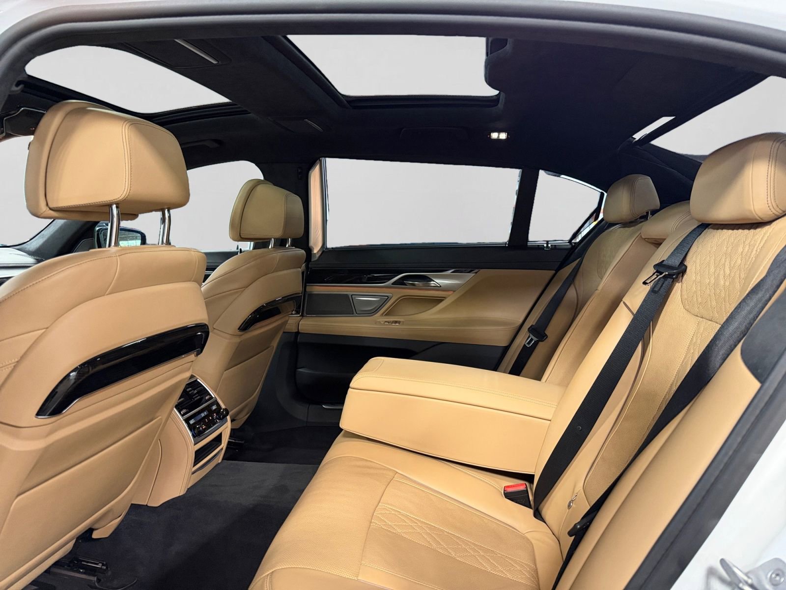 Used 2016 BMW 750i xDrive AWD/4WD image 39