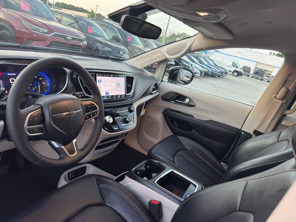 Used 2024 Chrysler Pacifica Touring-L FWD image 23