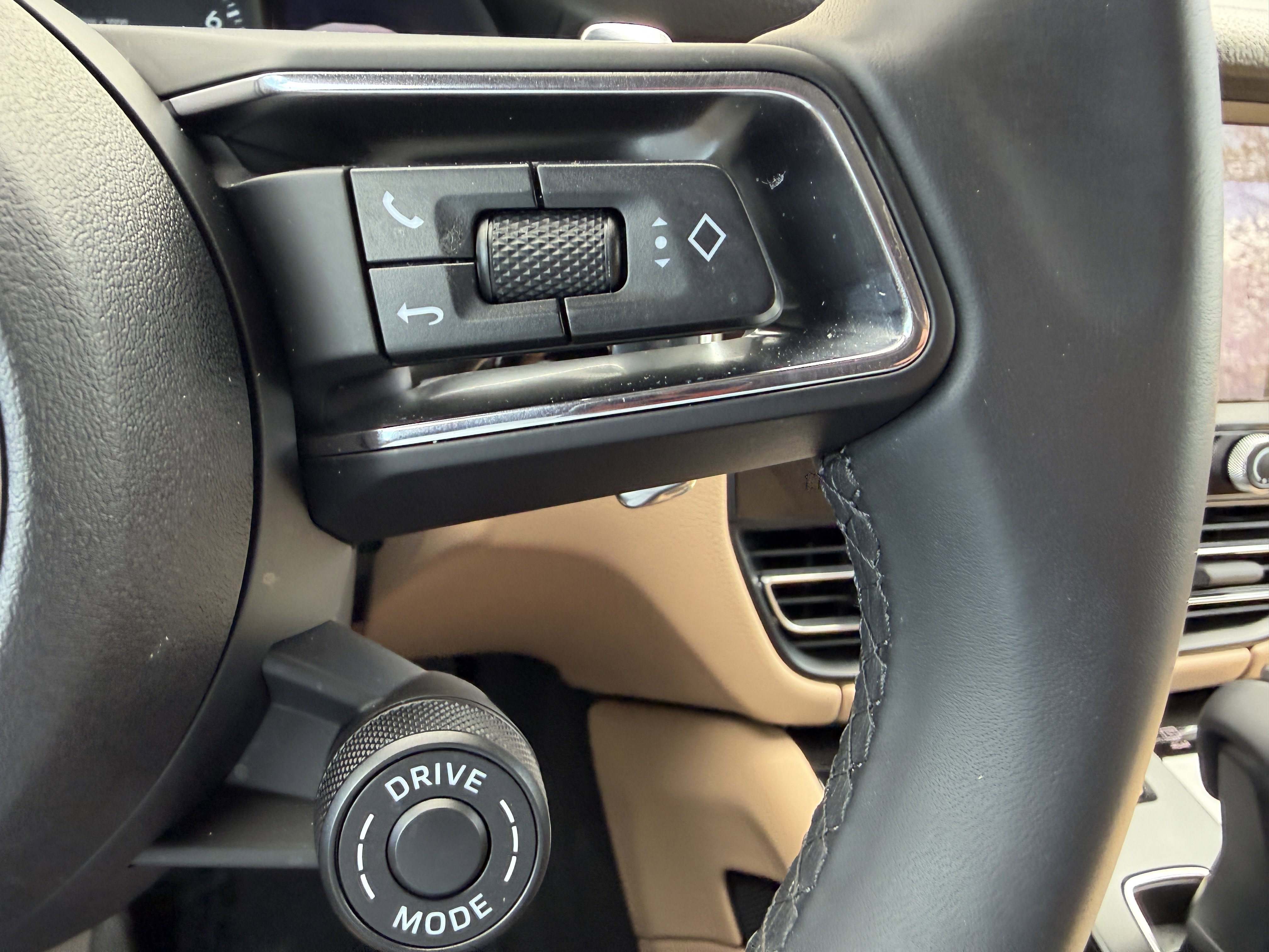 Certified 2025 Porsche Macan image 34