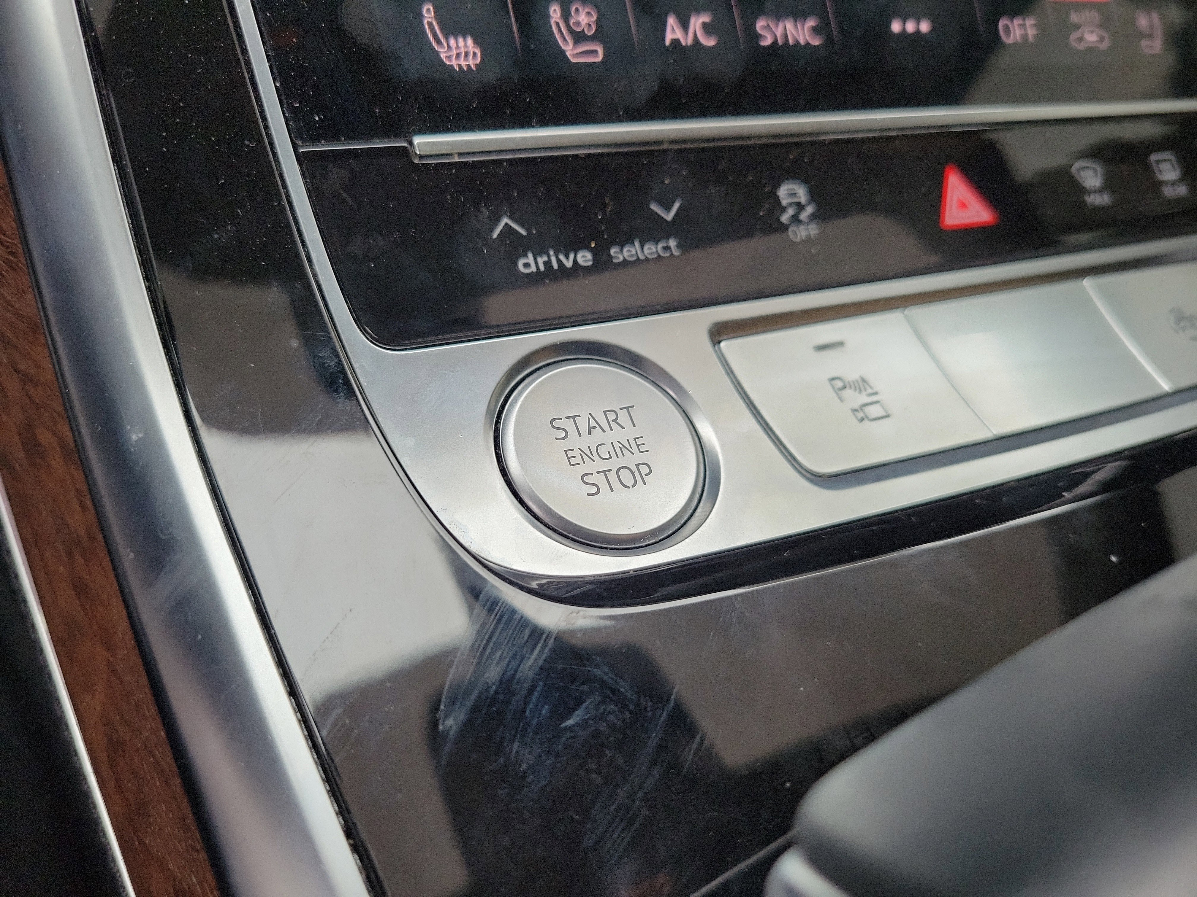 Used 2019 Audi Q8 Prestige w/ Luxury Package AWD/4WD image 18