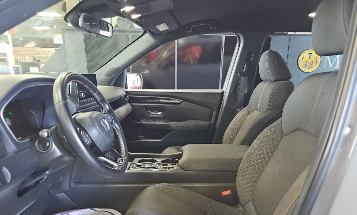 Used 2025 Honda Pilot Sport image 5