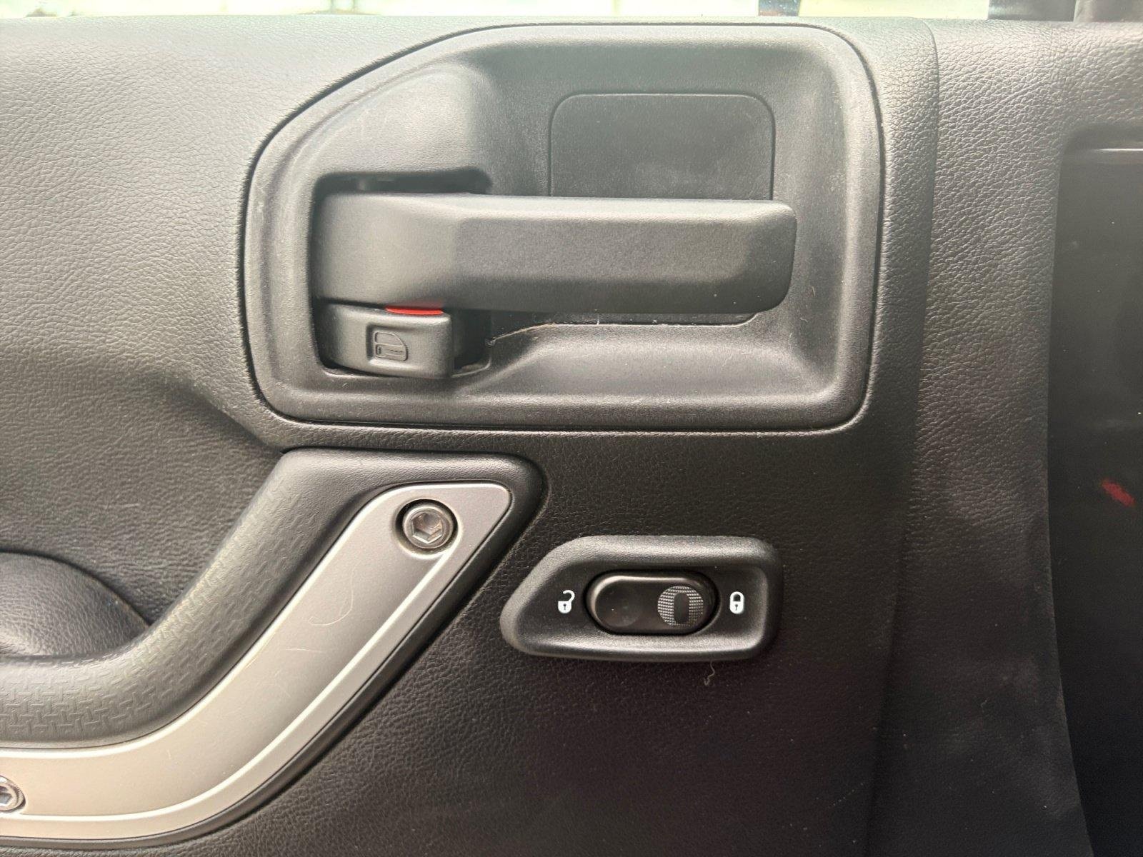 Used 2011 Jeep Wrangler Unlimited Sahara w/ Connectivity Group AWD/4WD image 25