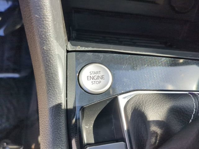 Certified 2025 Volkswagen Taos SE w/ Black Wheel Package image 29