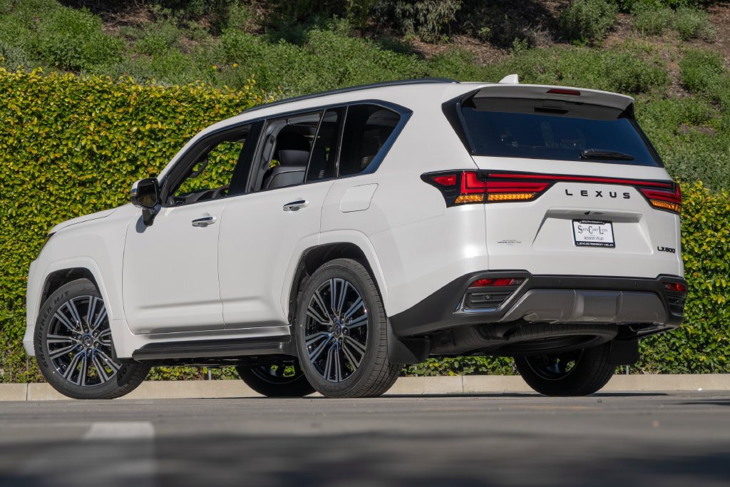 New 2026 Lexus LX 600 4WD w/ Accessory Package (Z1) image 2