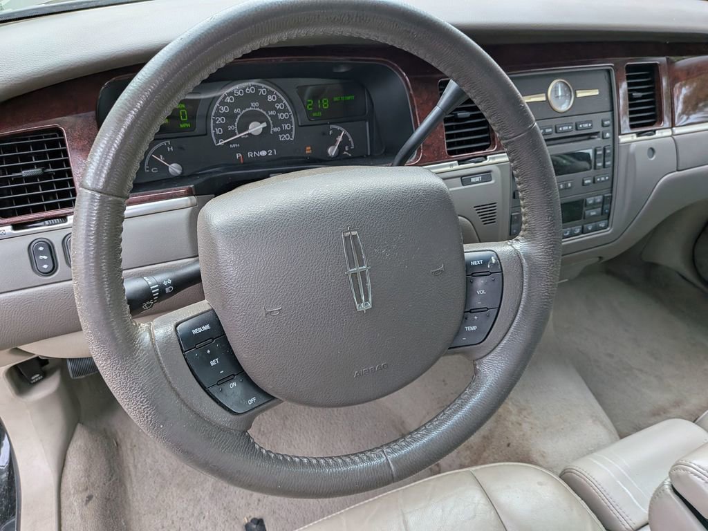 Used 2005 Lincoln Town Car Signature image 14