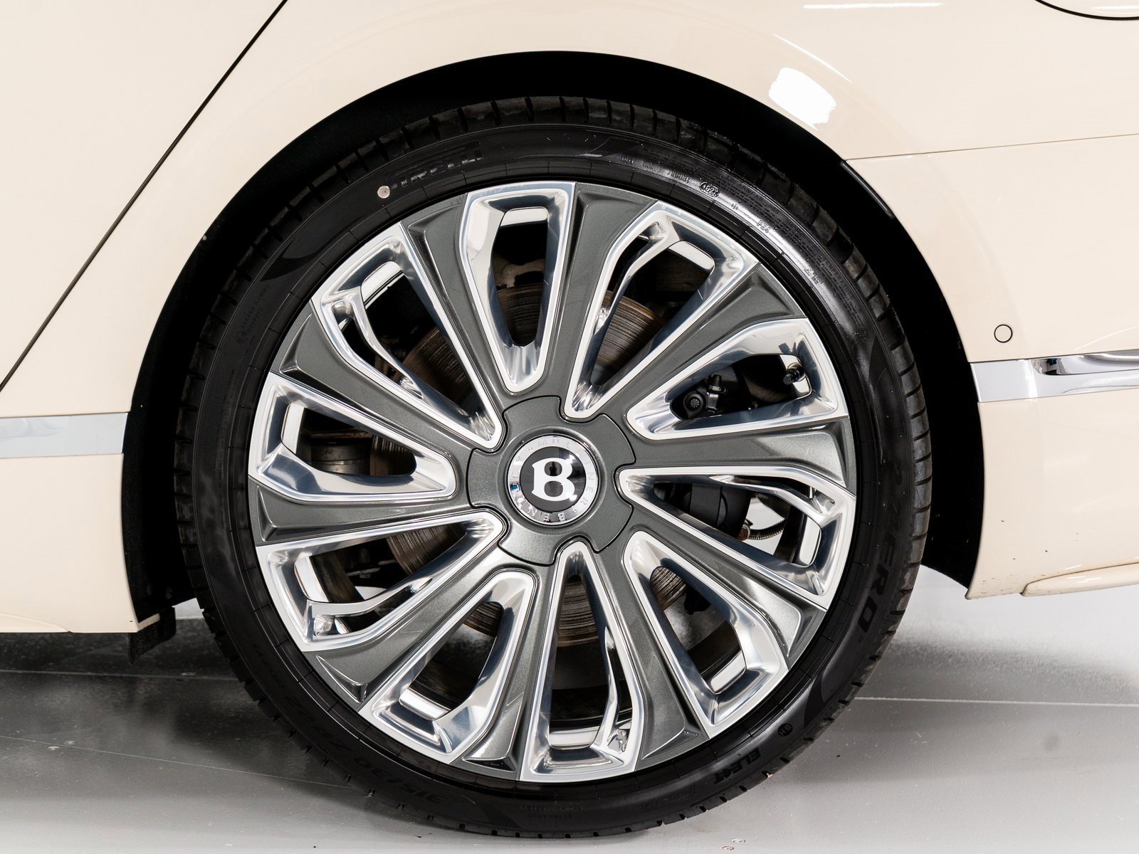 New 2025 Bentley Flying Spur Plug-In Hybrid image 20