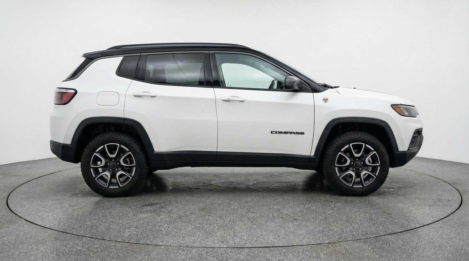 Used 2025 Jeep Compass Trailhawk AWD/4WD image 11