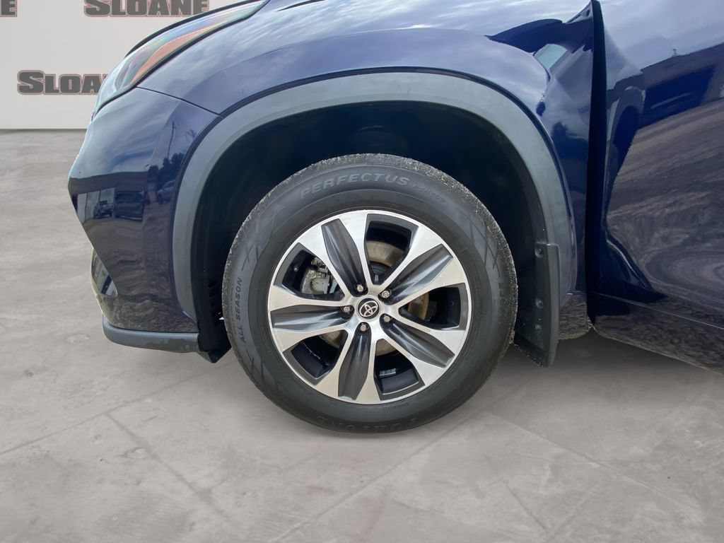 Used 2022 Toyota Highlander XLE AWD/4WD image 14