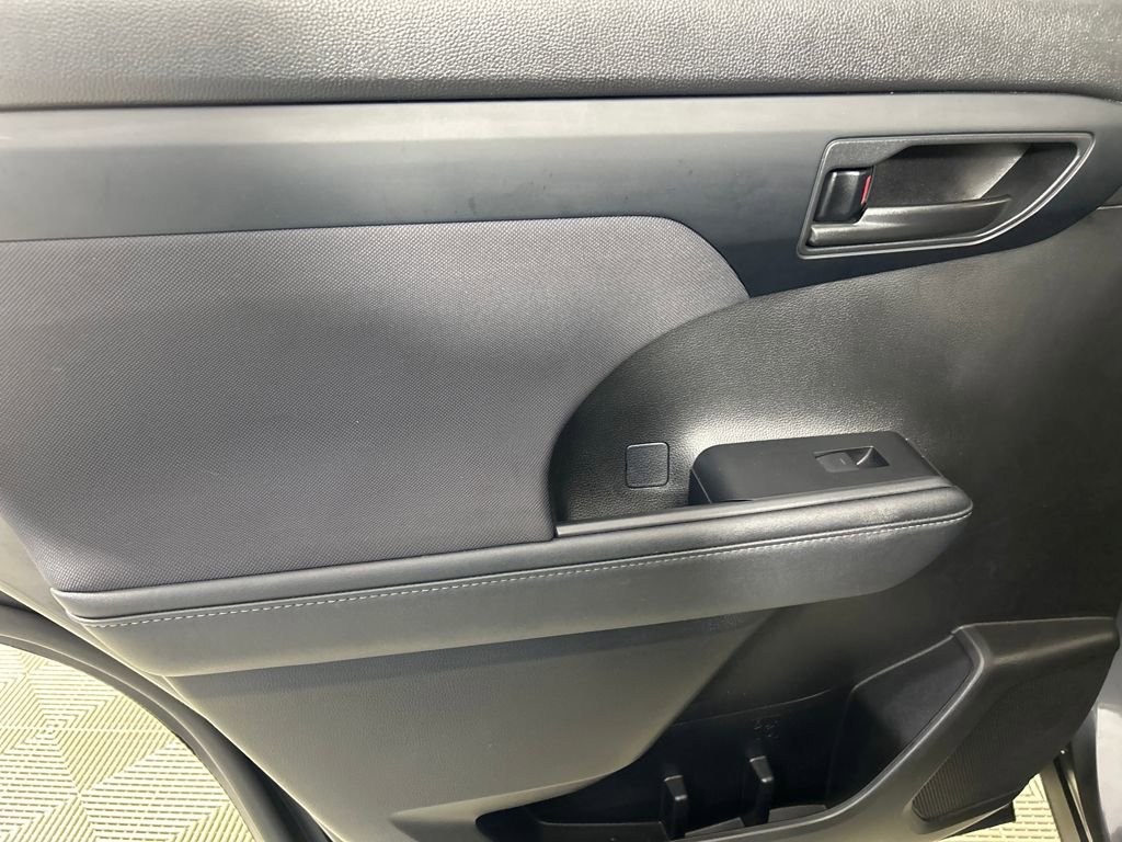 Used 2023 Toyota Highlander L image 14