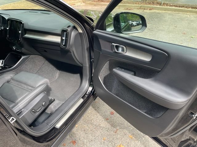 Certified 2025 Volvo XC40 B5 Plus AWD/4WD image 14