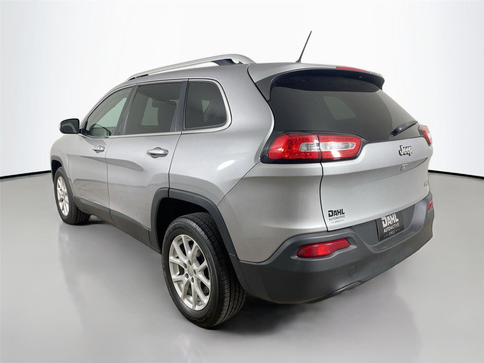 Used 2014 Jeep Cherokee Latitude w/ Cold Weather Group FWD image 10