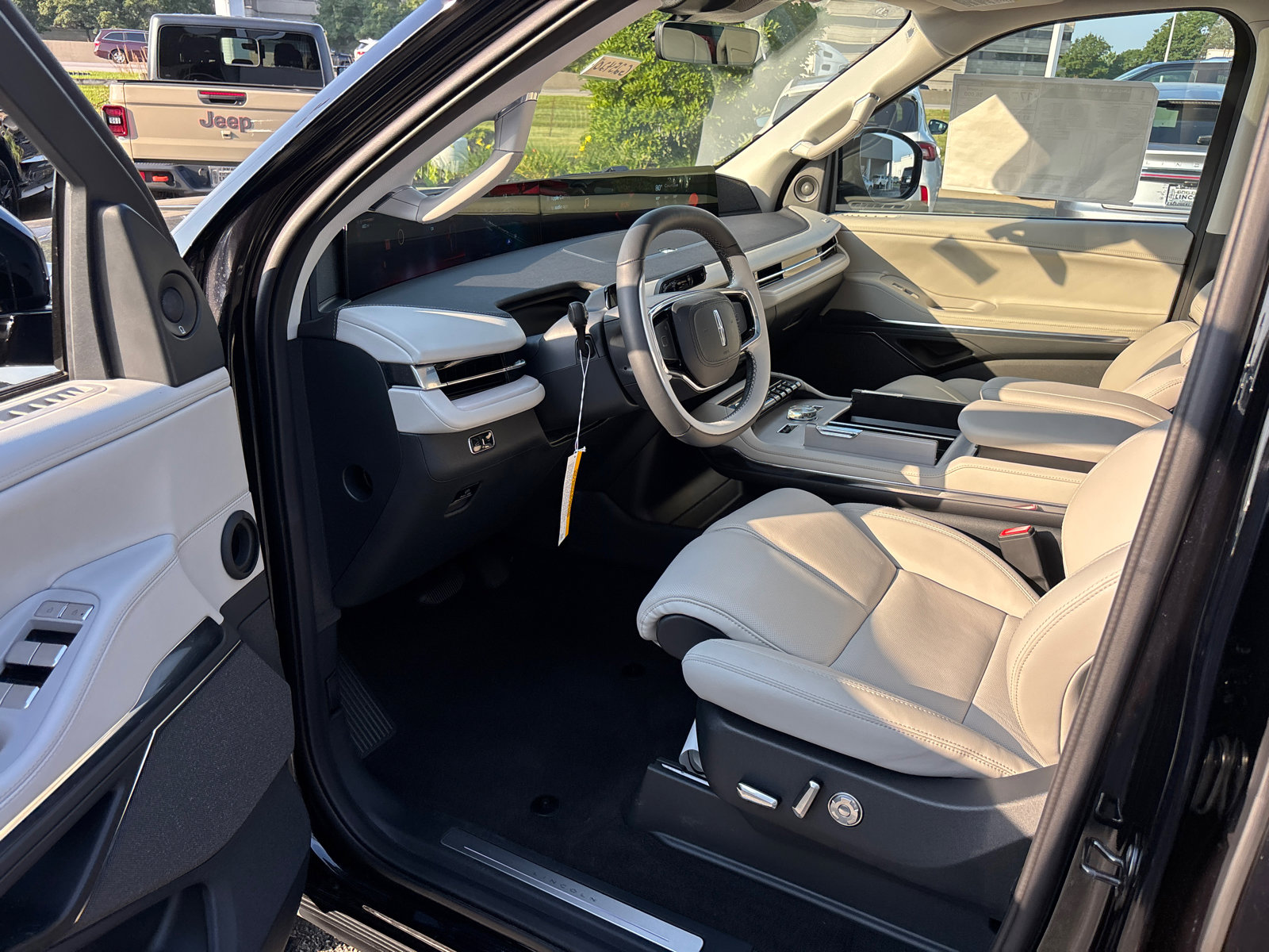 New 2025 Lincoln Navigator L Reserve image 24