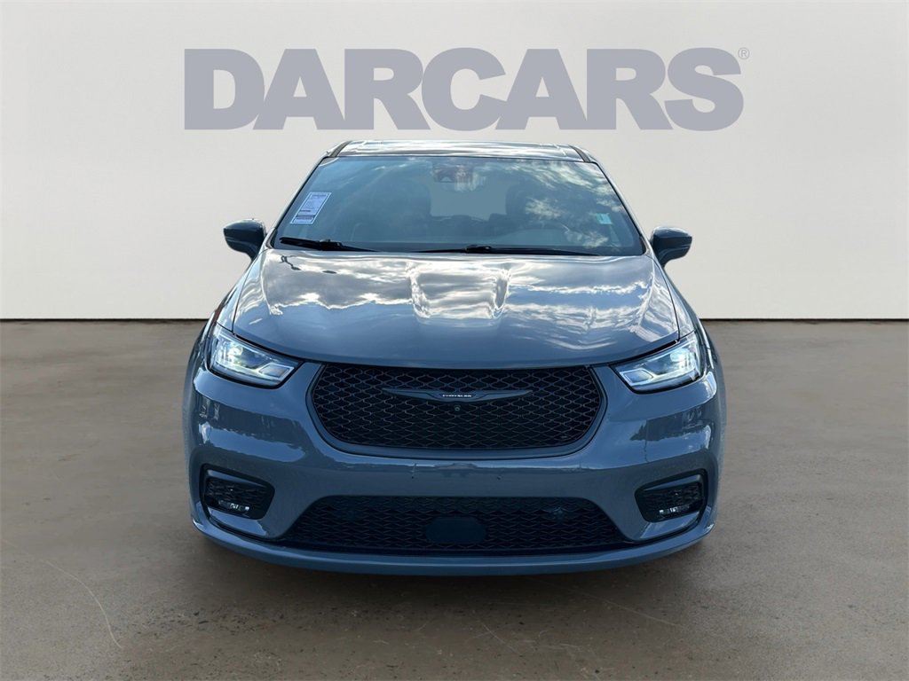 Used 2022 Chrysler Pacifica Limited w/ Uconnect Theater Family Group image 2