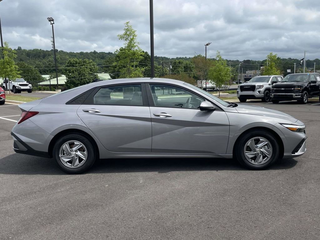 Certified 2026 Hyundai Elantra SE FWD image 2