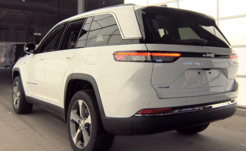 Used 2025 Jeep Grand Cherokee Limited 4xe AWD/4WD image 3