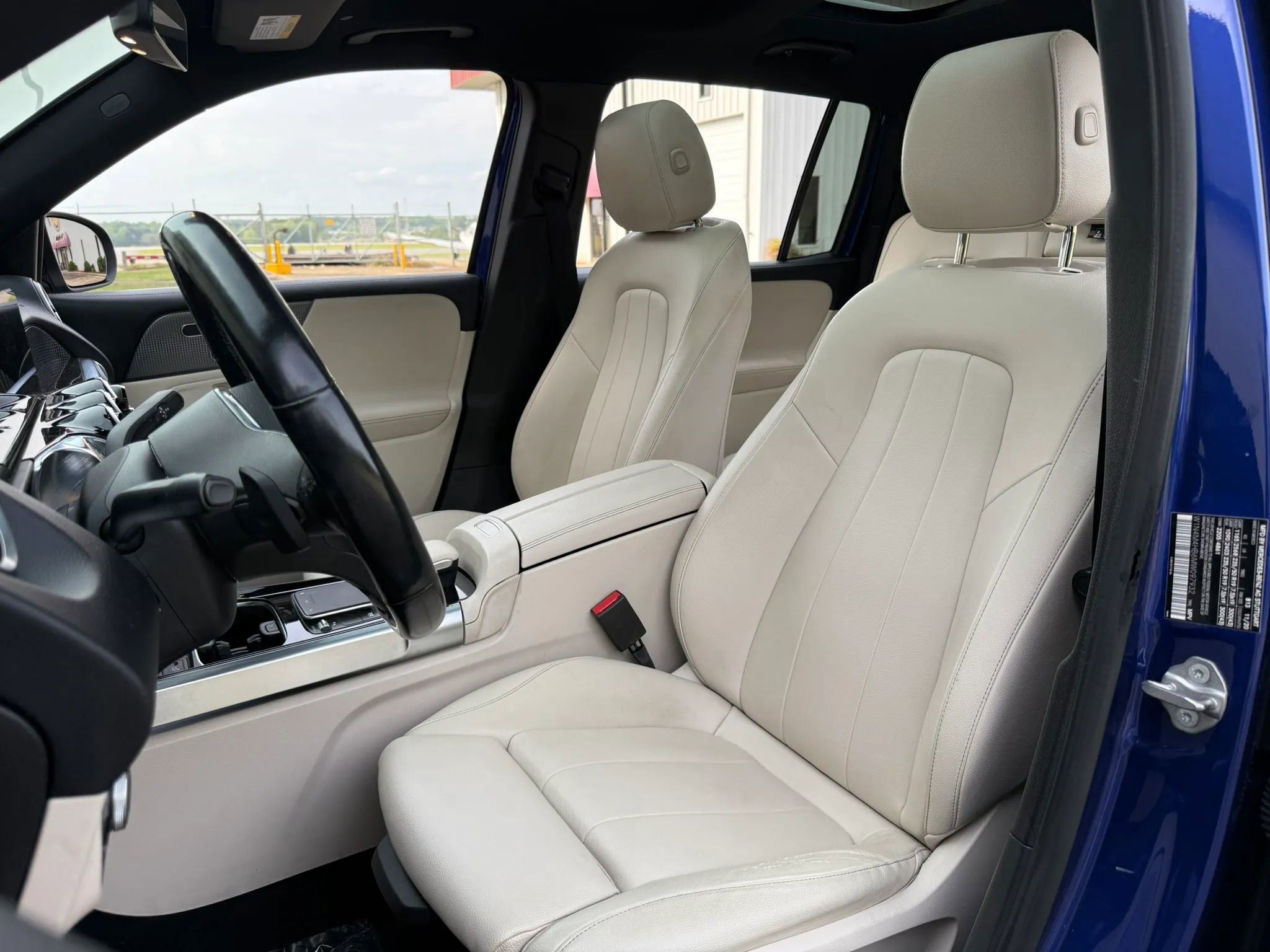 Used 2021 Mercedes-Benz GLB 250 4MATIC w/ Premium Package image 27