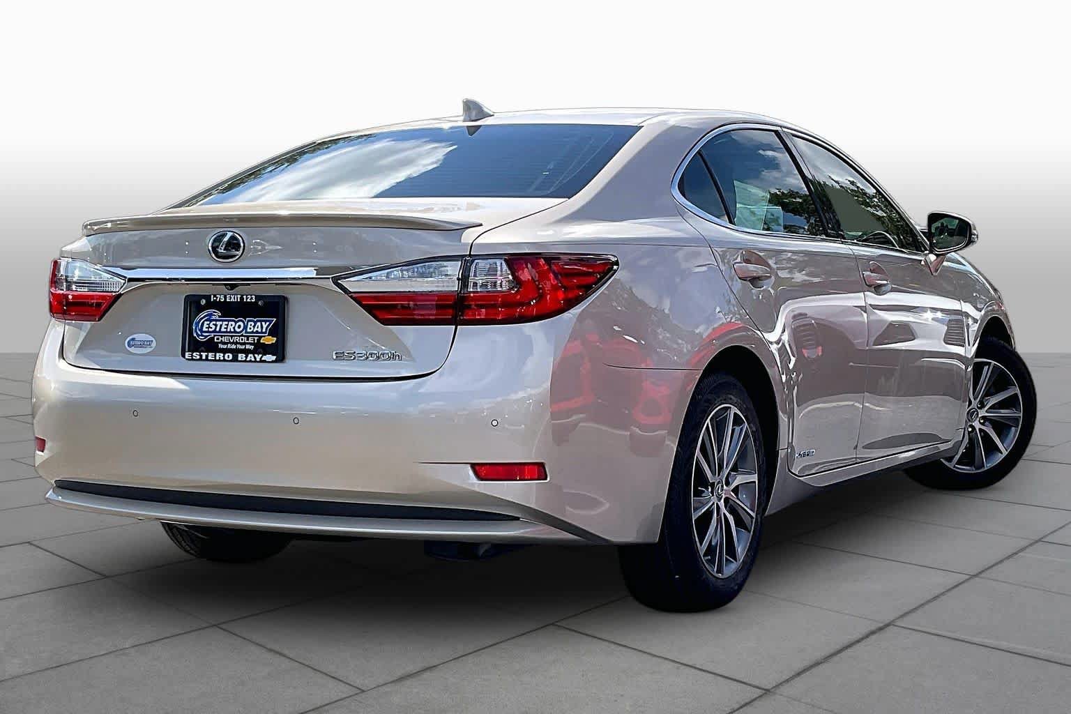 Used 2017 Lexus ES 300h w/ Luxury Package FWD image 13