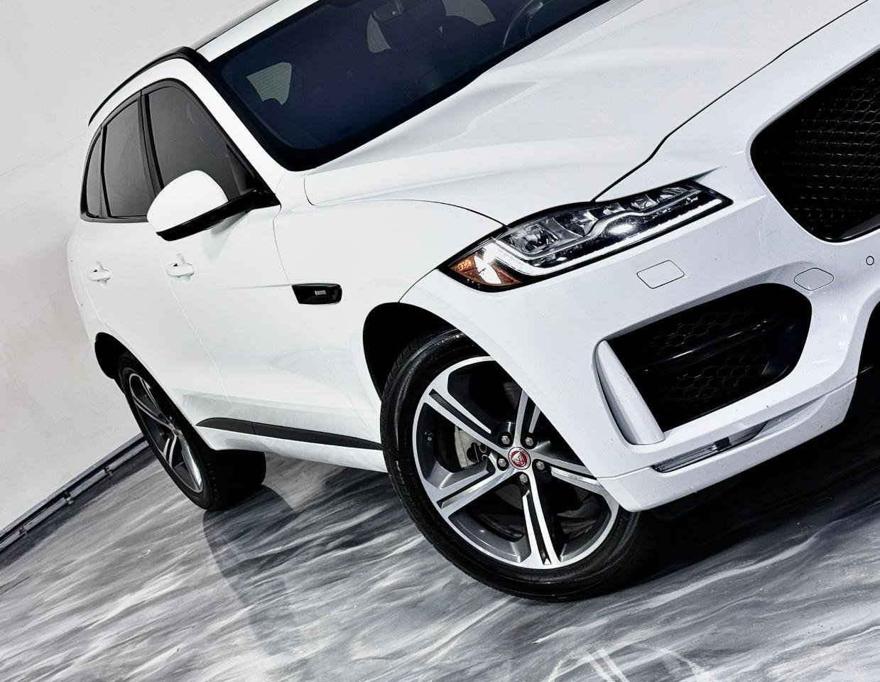 Used 2019 Jaguar F-PACE R-Sport image 6