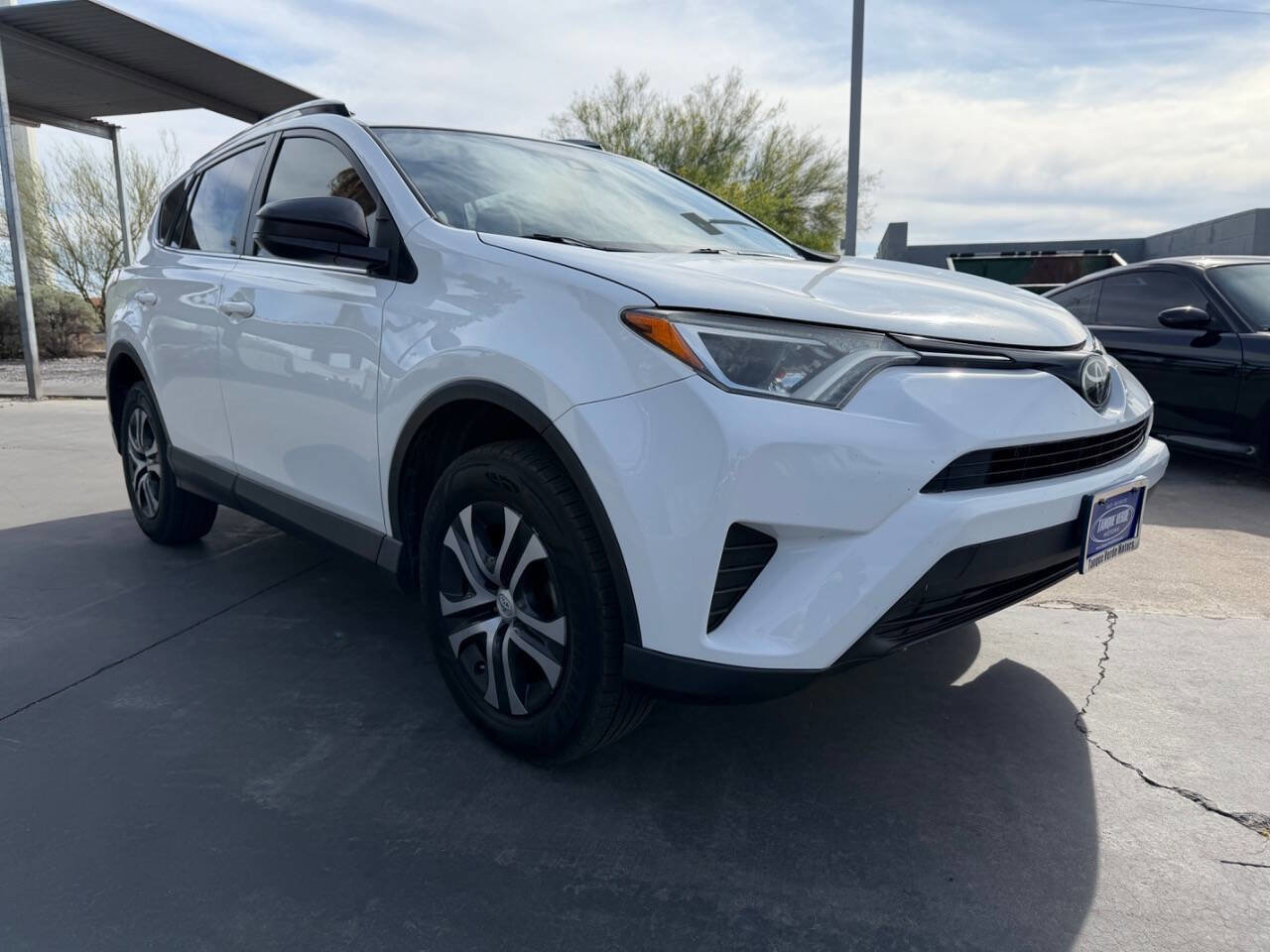 Used 2017 Toyota RAV4 LE FWD image 1