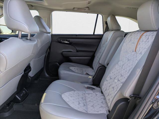 Used 2023 Toyota Highlander Bronze Edition image 18