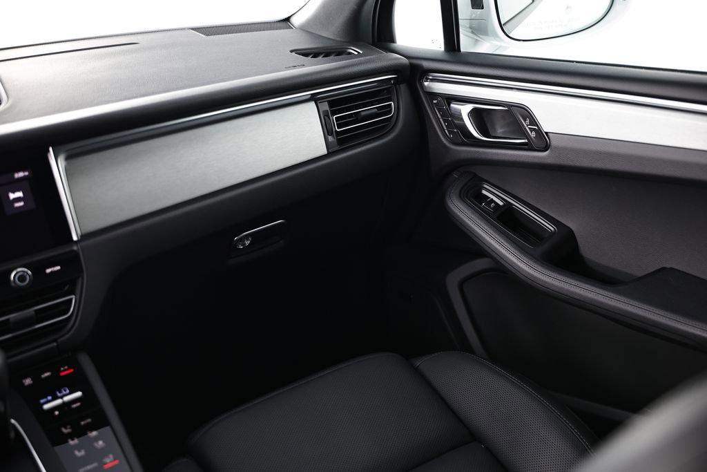 Certified 2026 Porsche Macan image 31