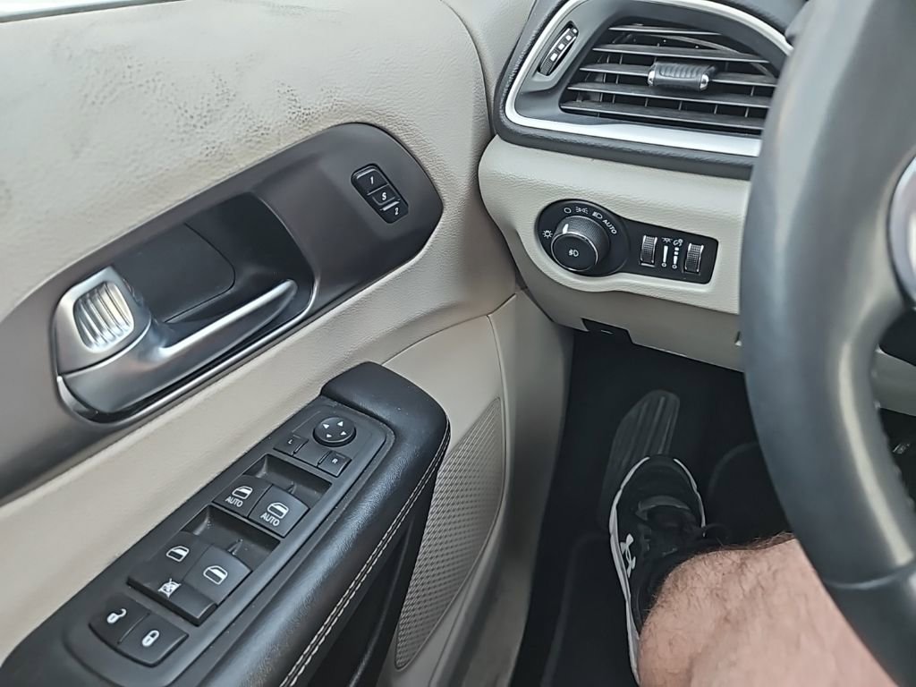 Used 2022 Chrysler Pacifica Touring-L image 22