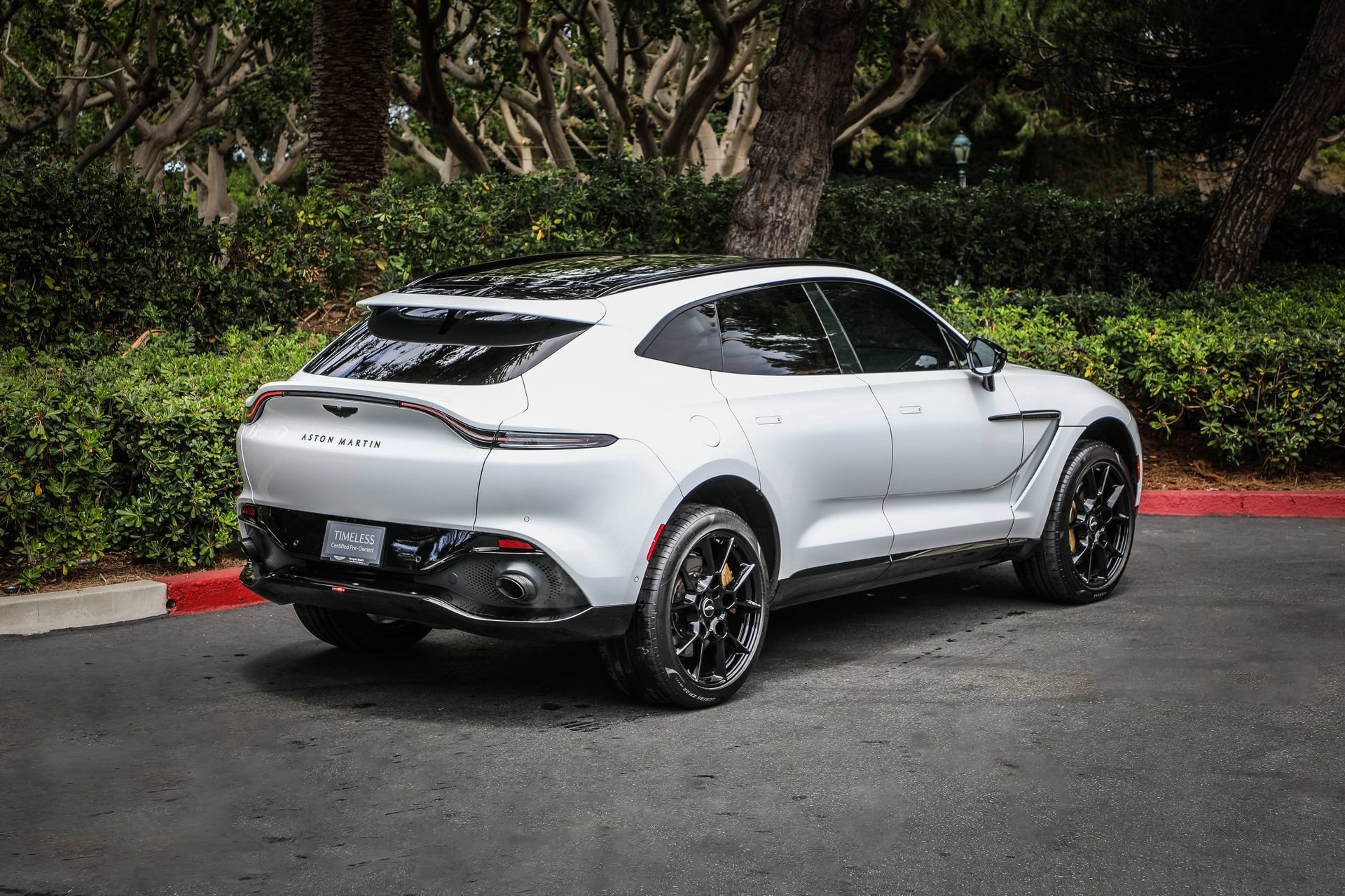 Used 2022 Aston Martin DBX AWD/4WD image 3