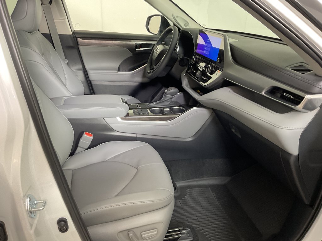 New 2026 Toyota Highlander Platinum AWD/4WD image 24