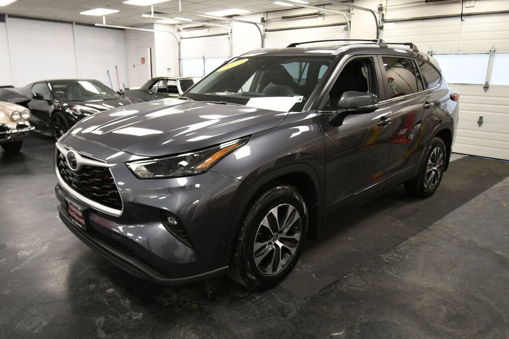 Certified 2023 Toyota Highlander XLE image 3