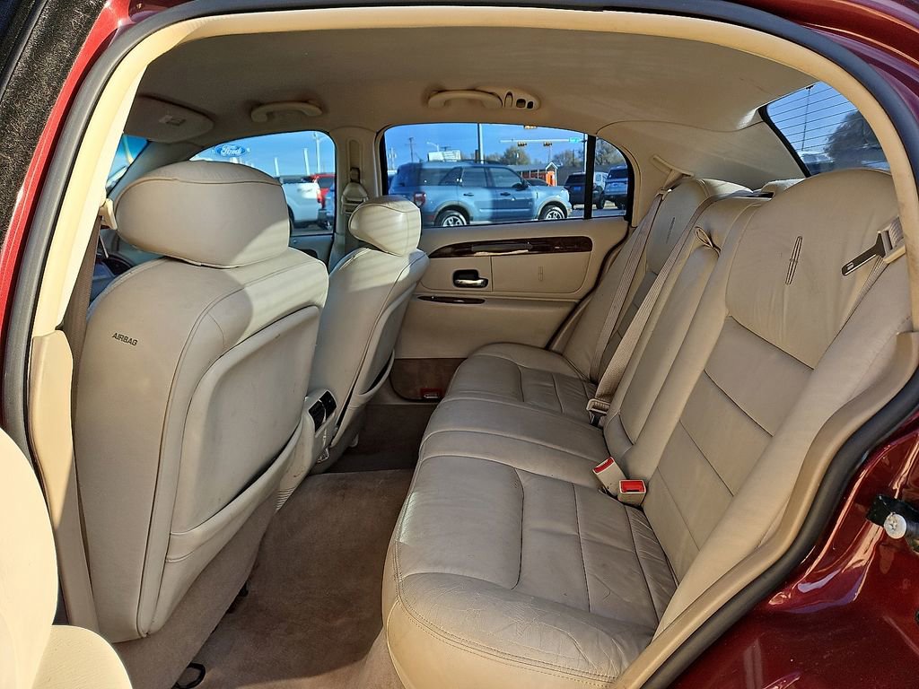 Used 2001 Lincoln Town Car Signature image 8