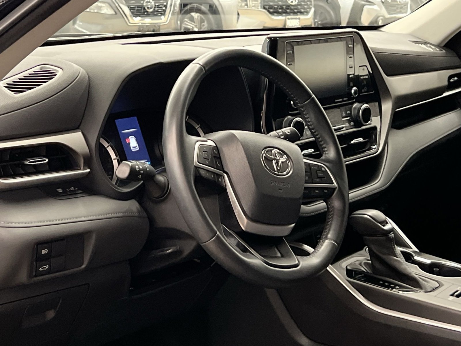 Used 2022 Toyota Highlander LE AWD/4WD image 14