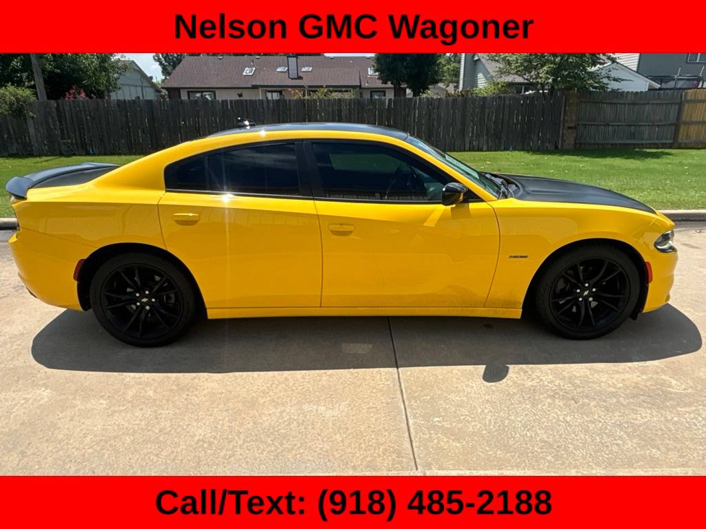 Used 2017 Dodge Charger R/T w/ Plus Group RWD image 4