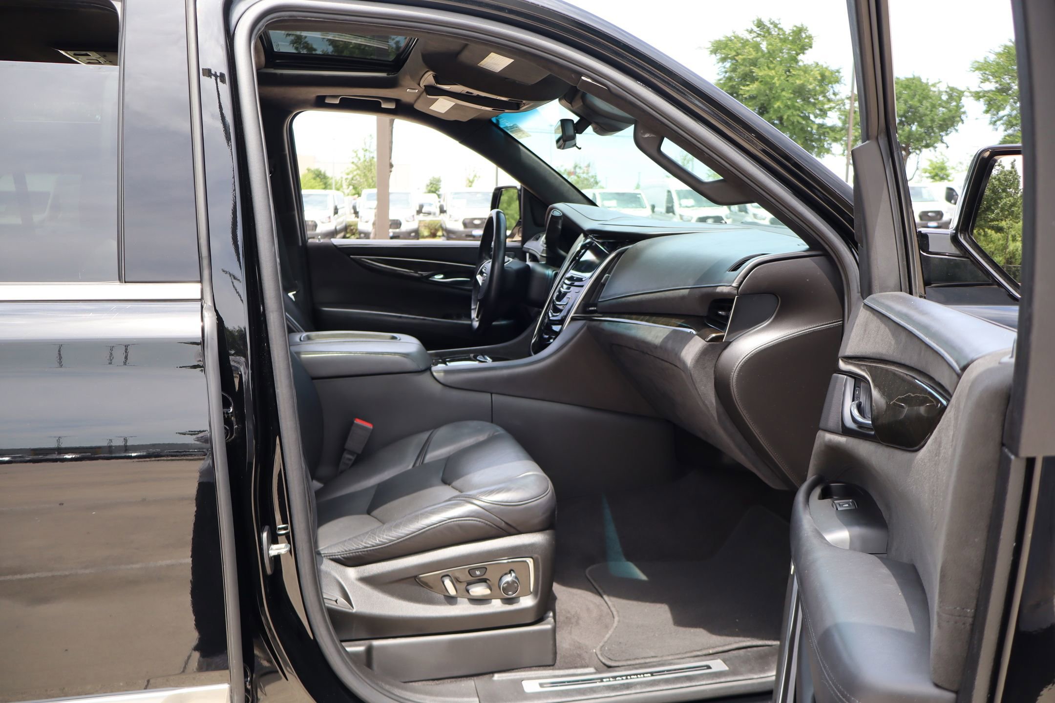 Used 2020 Cadillac Escalade ESV Platinum AWD/4WD image 37