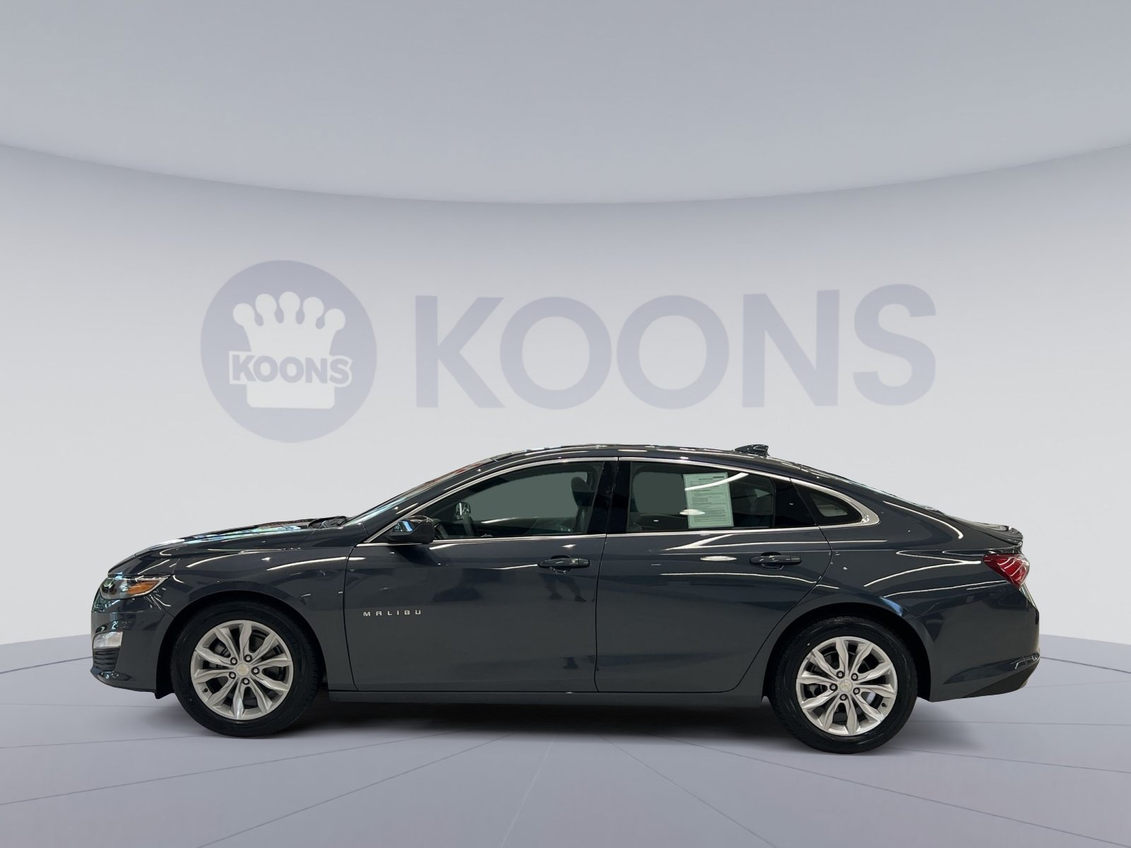 Used 2019 Chevrolet Malibu Hybrid w/ Leather Package FWD image 2