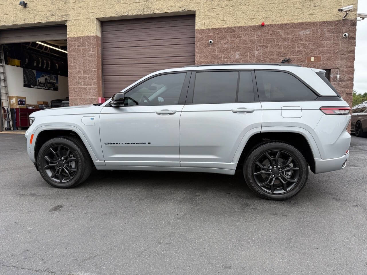 Used 2023 Jeep Grand Cherokee 30th Anniversary image 26