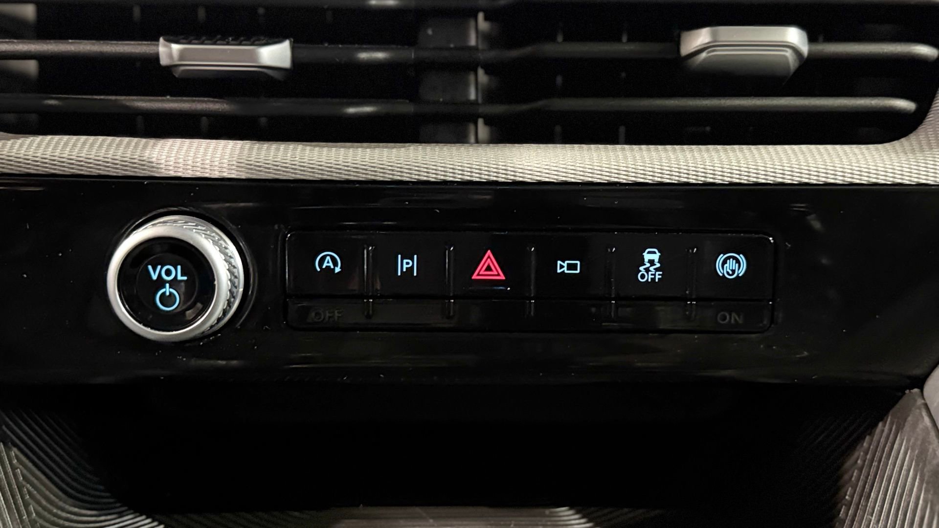 Used 2025 Ford Explorer Active w/ Active Comfort Package image 95