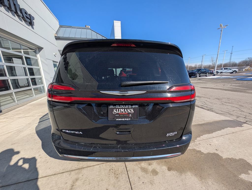 Used 2024 Chrysler Pacifica Touring-L image 10