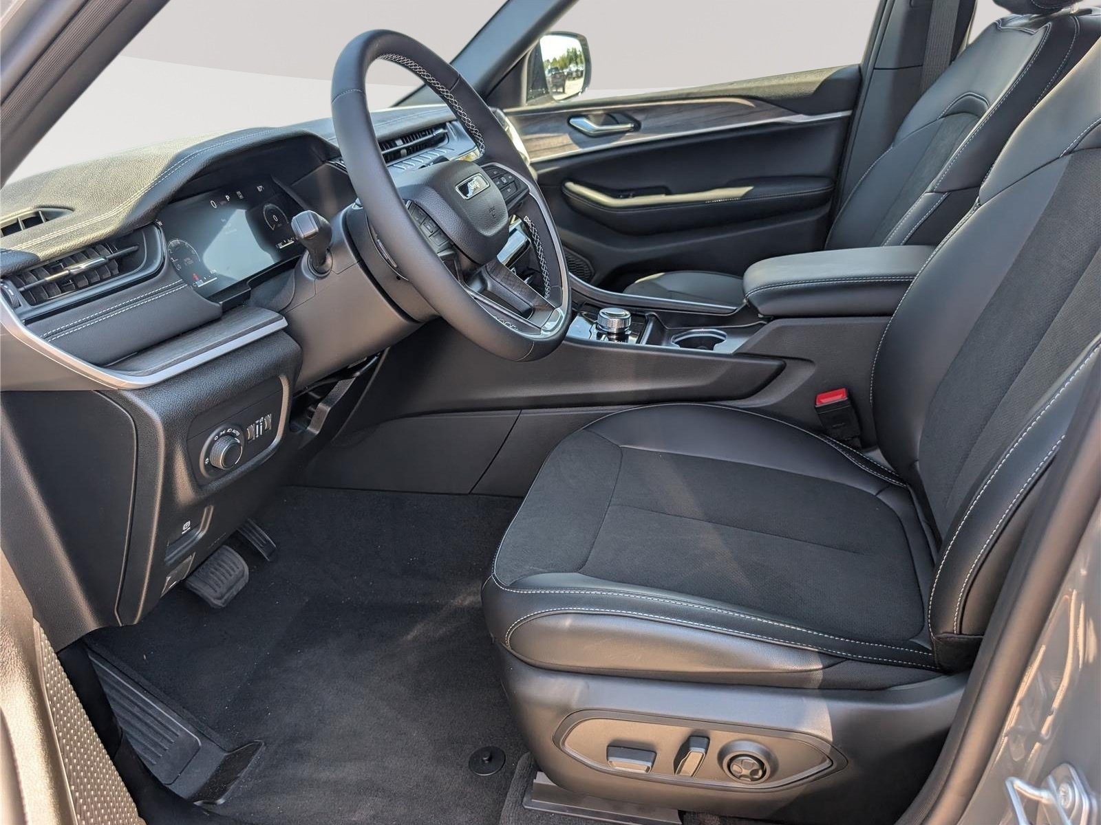 New 2027 Jeep Grand Cherokee Altitude AWD/4WD image 12