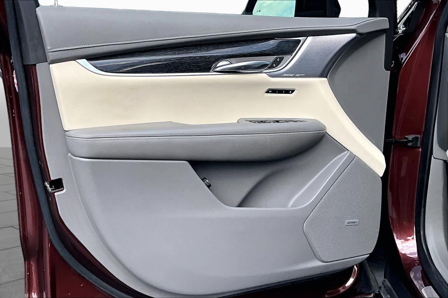 Used 2022 Cadillac XT6 Premium Luxury w/ Technology Package FWD image 22