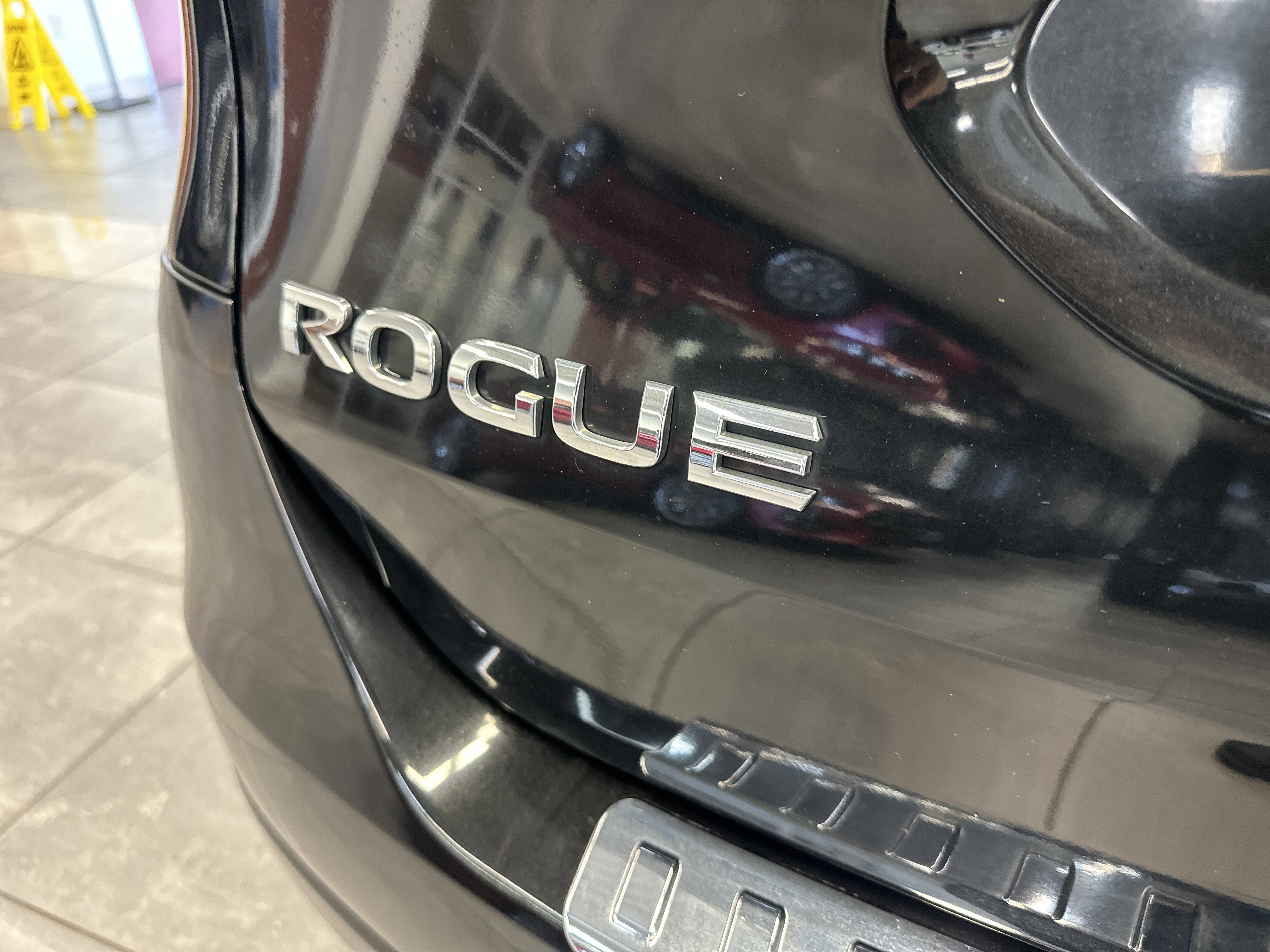 Used 2016 Nissan Rogue SV image 9