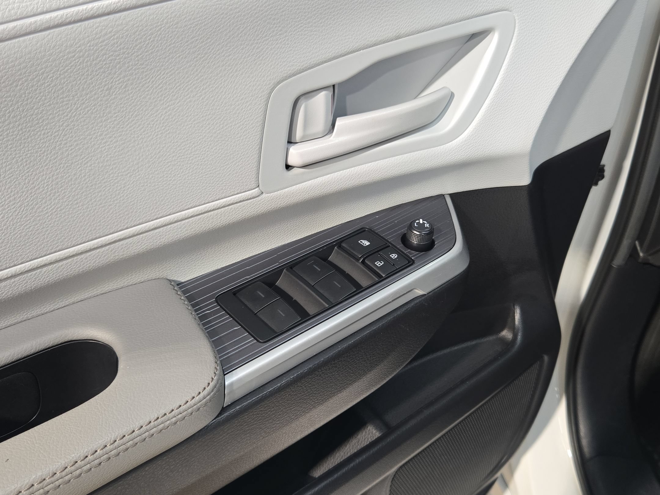 Used 2025 Toyota Sienna LE AWD/4WD image 21