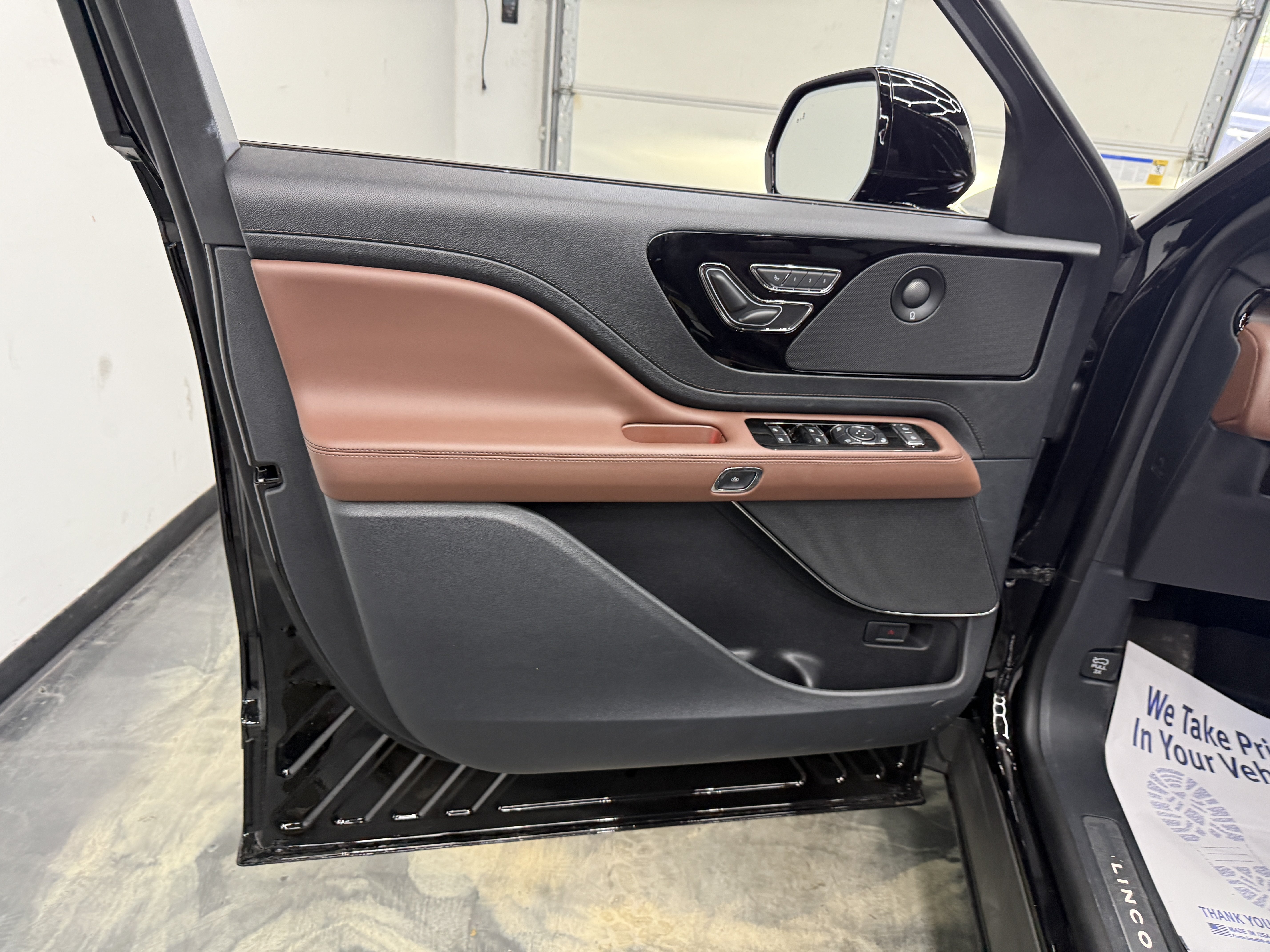 Used 2026 Lincoln Aviator Reserve w/ Jet Appearance Package AWD/4WD image 9